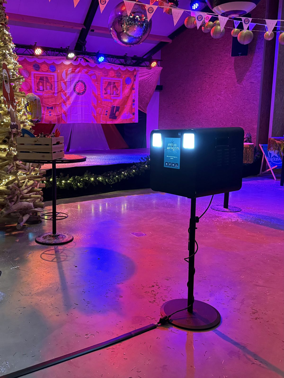 Photobooth van Photobooth Centrum op een winterfeest in een evenementenhal