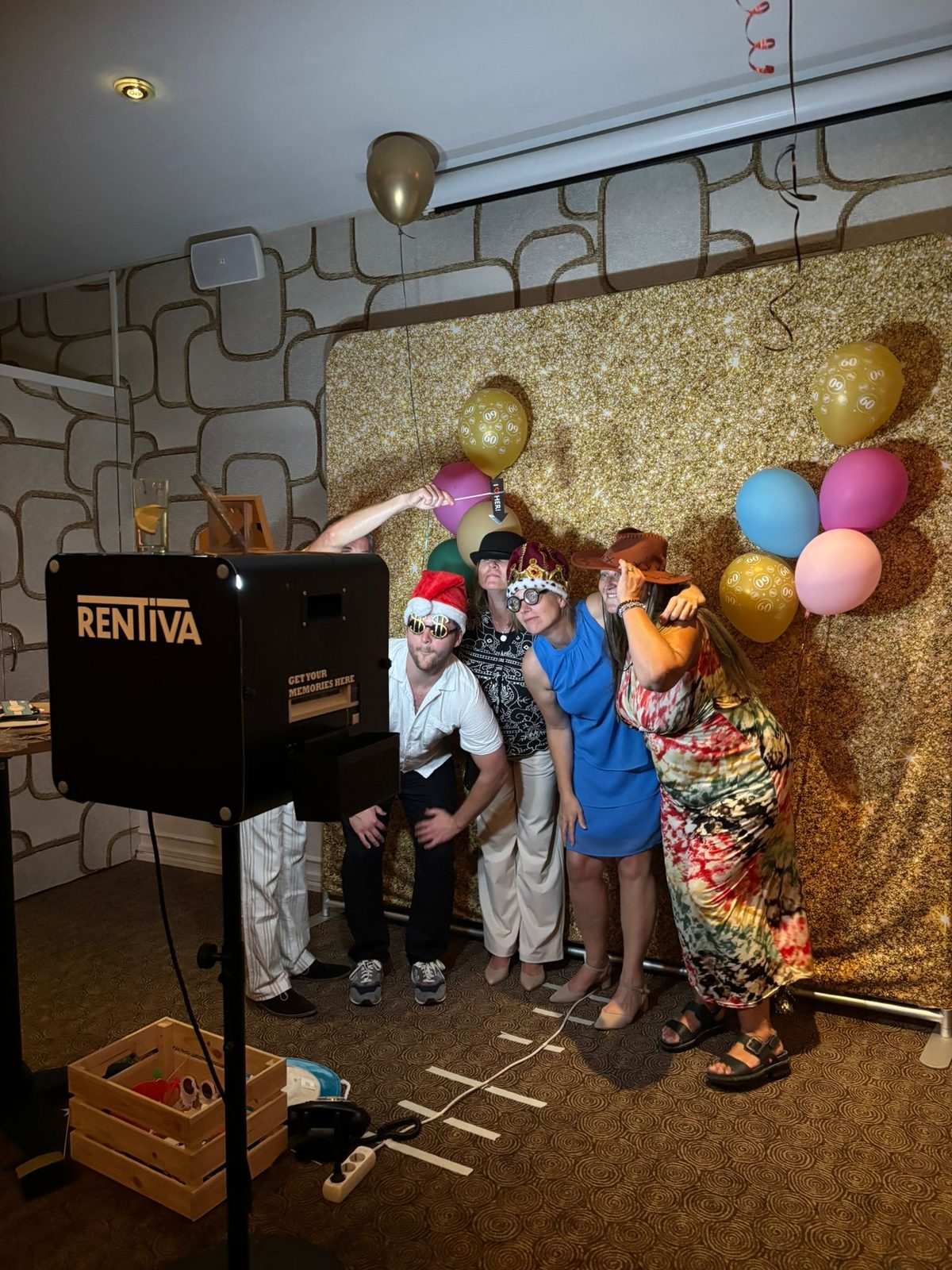 Gasten poseren met props voor de photobooth op een 60e verjaardag
